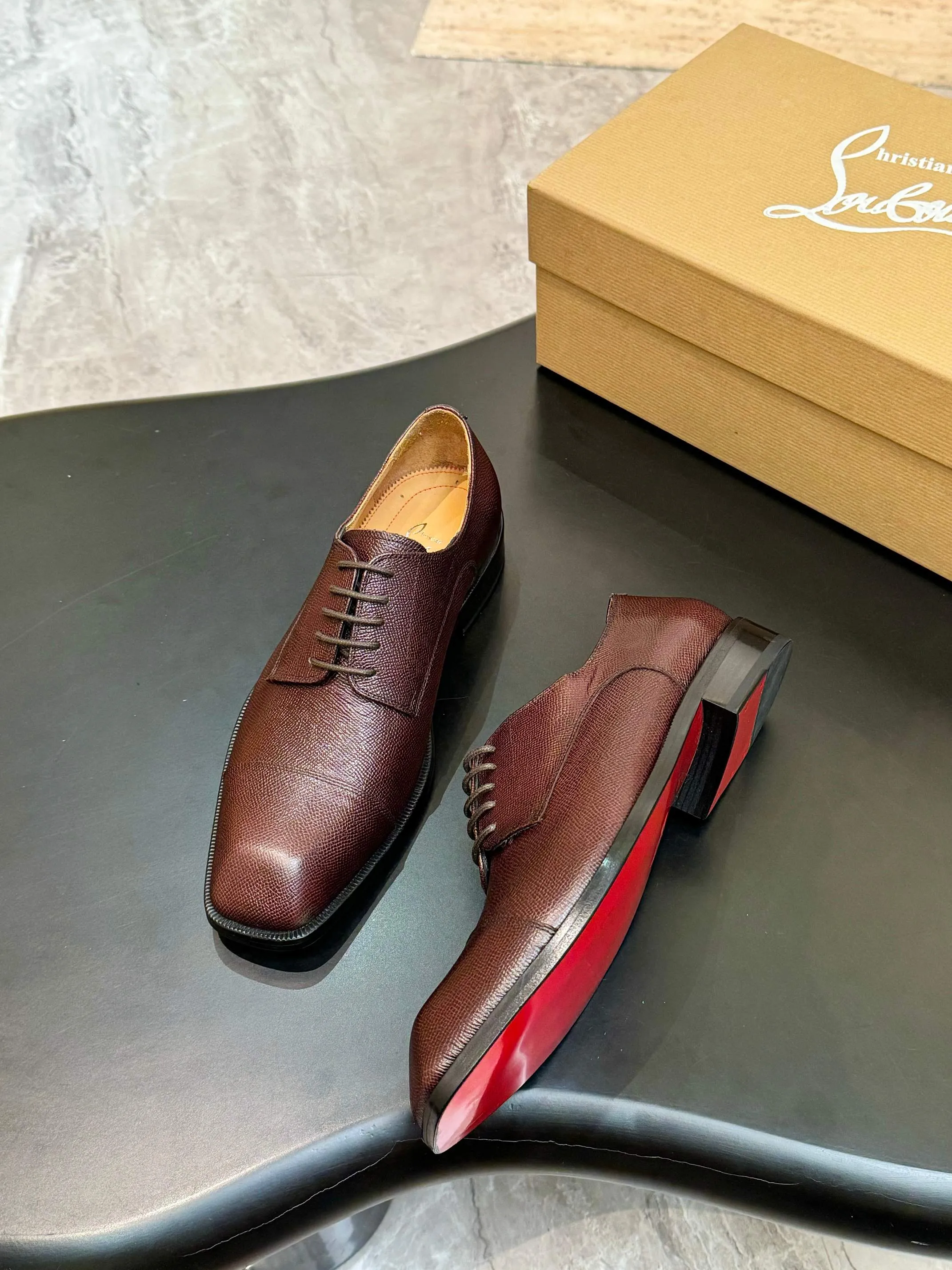 [CL red sole shoes] Top P: 1020💰 Size 39-44 (⚠️38.45.46.47 custom-made, non-returnable and non-exchangeable) 🆑High-end men's business formal leather shoes, original authentic top quality goods ••✅💯 Top original order purchasing agent! Original imported patterned cowhide ➕Imported cowhide lining ➕Cowhide feet ➕Original leather outsole~🉑️Feel free to compare the authentic ones!